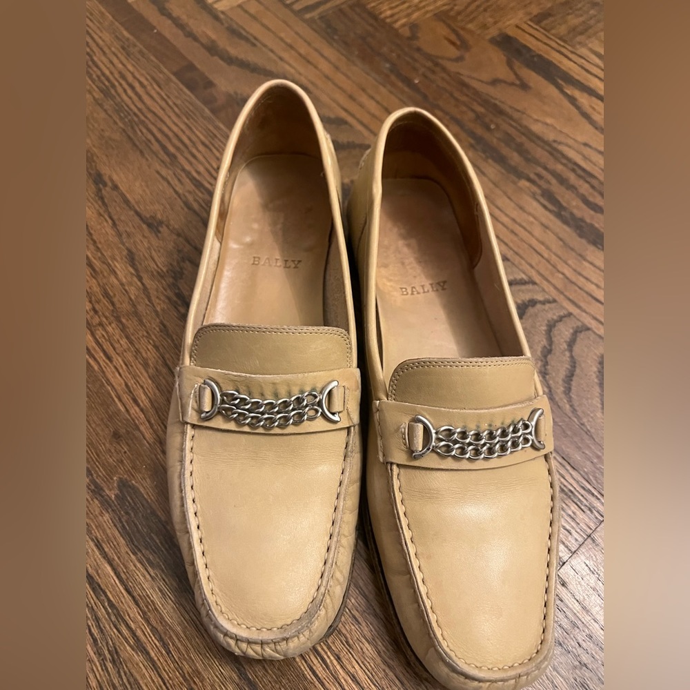 Vintage Cream Bally Loafers adorned with classic chain sz 38.5